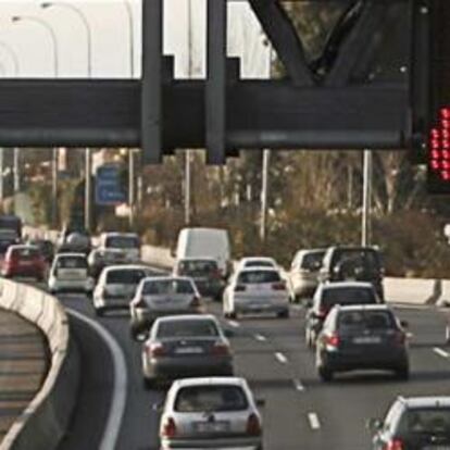 Varios coches en la carretera