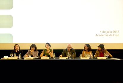 Desde izquierda, Cristina Andreu, Patricia Ferreira, Ángeles González-Sinde, Ramon Colom, Beatriz Bodegas y Ana Rodríguez Rosell, en el Campus FAPAE.