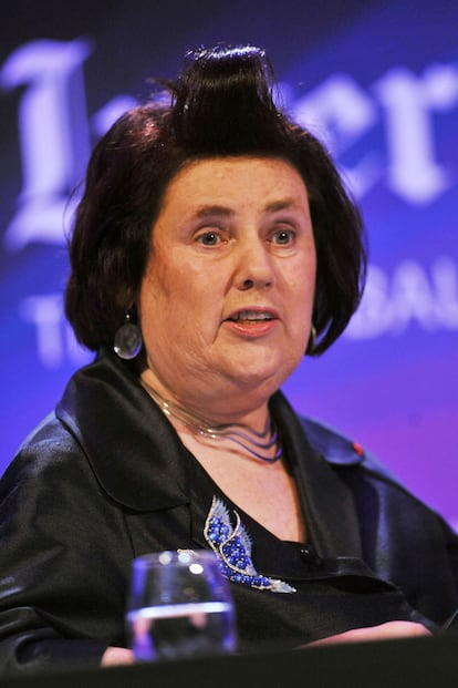 Suzy Menkes es una de las periodistas de moda más reputadas del mundo. Escribe en el Herald Tribune -aunque también ha colaborado en otros medios como The Times- y lo que ella dice sobre un diseñador le puede hundir o encumbrar. Aparantemente es una señora bastante normal... hasta que nos fijamos en el rulo que corona su cabeza. Absolutamente única.