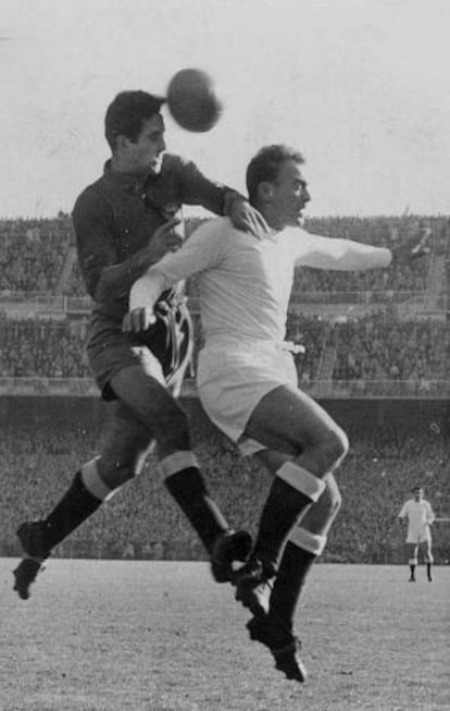 Campanal II y Di Stéfano, en pugna por la pelota.