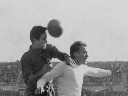 Campanal II y Di Stéfano, en pugna por la pelota.