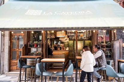 Terraza de La Cátedra, en Santander. El bar está situado en la Calle del Medio, una de las más céntricas de la ciudad.