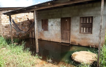 Em casas como esta a água demora a baixar ou nunca baixa.