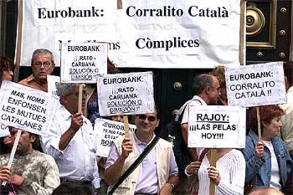Protesta de los afectados por la crisis de Eurobank, el pasado octubre en Barcelona.