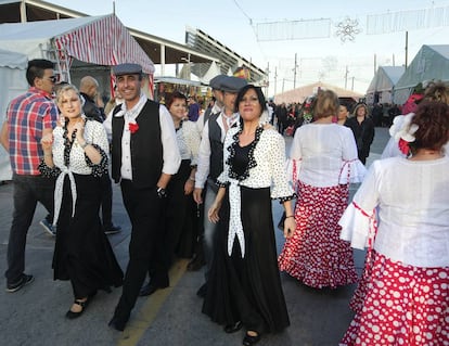 Asistentes a la Feria de Abril del Parc del Fórum de Barcelona, en 2012.