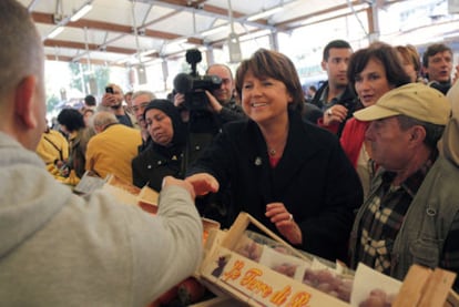 Martine Aubry saluda a un comerciante en un mercado de Montreuil, cerca de París.