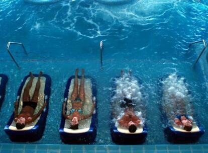 Camillas jacuzzi en el circuito de la piscina de puesta en forma del hotel Gloria Palace Amadores