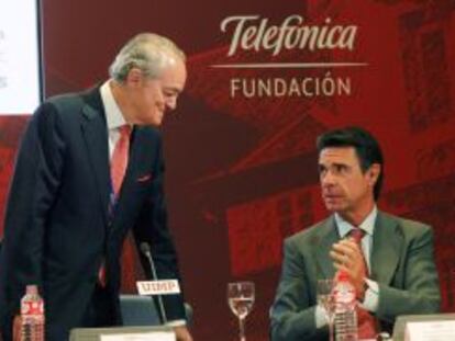 El prsidente de Ametic, Jos&eacute; Manuel de Riva, junto al ministro de Industria, Energia y Turismo, Jos&eacute; Manuel Soria, durante la inauguraci&oacute;n del 28 encuentro de Telecomunicaciones y Econom&iacute;a Digital, en Santander.