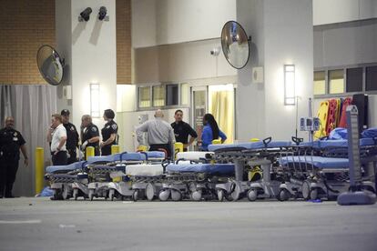 Efectivos sanitarios y bomberos en la entrada del Hospital Regional de Orlando.