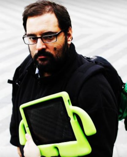 Stéphane Grueso, con su tableta para hacer streaming.