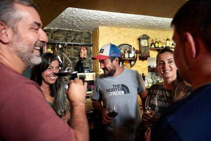 De izquierda a derecha, Santiago Ysart, Olga Verde, Germán R. Blanco, Verónica Ortega y Pedro Cao, en el Mesón Don Nacho, en Villafranca del Bierzo, centro oficioso del vino de la zona.