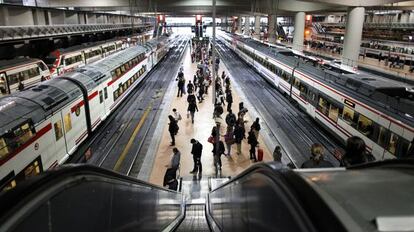 Trenes de cercanías en la estación de Atocha, Madrid.