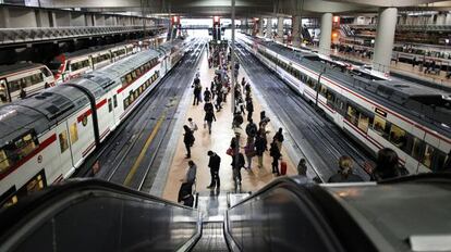 Trenes de cercan&iacute;as en la estaci&oacute;n de Atocha, Madrid. 