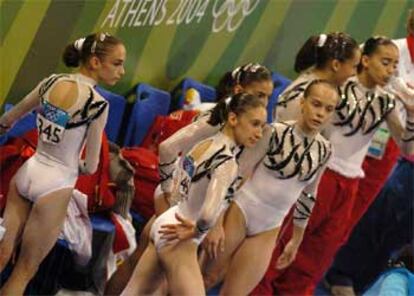Las gimnastas españolas, expectantes ante la puntuación de los jueces.