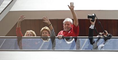 Dilma acena para apoiadores ao lado de Lula e Marisa da varanda do ex-presidente, em São Bernardo, neste sábado.