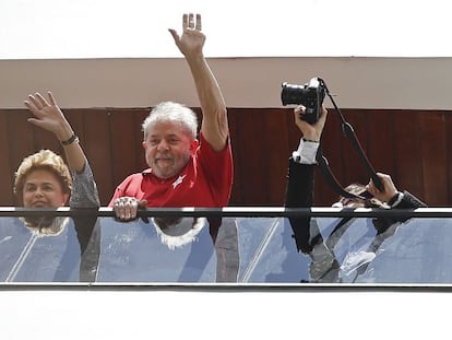 Dilma acena para apoiadores ao lado de Lula e Marisa da varanda do ex-presidente, em S&atilde;o Bernardo, neste s&aacute;bado.