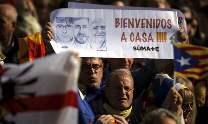 Un asistente muestra un cartel durante el acto en Periñán (Francia), este sábado.