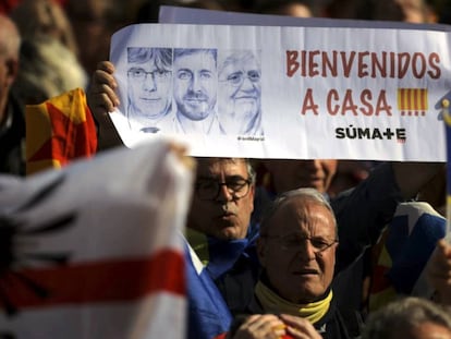 Un asistente muestra un cartel durante el acto en Periñán (Francia), este sábado.