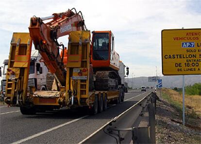 Un camión pasaba ayer tarde ante el cartel colocado en la N-340 en Castellón que informa del desvío gratuito por la AP-7.