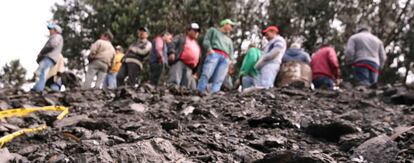 Familiares de mineros esperan durante el rescate de sobrevivientes.