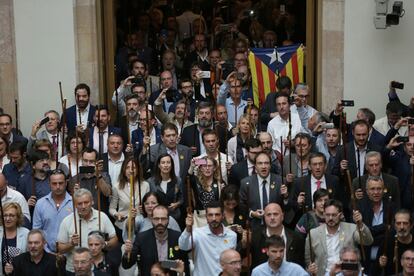 Alcaldes de pueblos de Cataluña en el Parlament tras el pleno en el que se votó la independencia, el 27 de octubre de 2017.