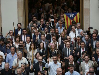 Alcaldes de pueblos de Cataluña en el Parlament tras el pleno en el que se votó la independencia, el 27 de octubre de 2017.