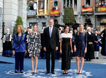 Los Reyes, acompañados de la princesa Leonor (segunda por la izquierda), la infanta Sofía y la reina Sofía, a su llegada al Teatro Campoamor de Oviedo.