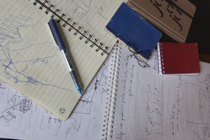 Gamboa llena todo tipo de cuadernos con sus notas, croquis y mapas para preparar sus escritos.