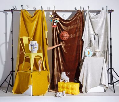 <b><p>Espíritu deportivo</b></p>1. Tela amarilla de terciopelo Meres oro, de la colección Volume V, de Lorenzo Castillo para Gastón y Daniela (atrezo). 2. Móvil para cuna de madera y tanza de Little Big Room, a la venta en la concept store El Moderno (18,90 euros). 3 y 4. Telas de terciopelo de seda marrón y plata de Gancedo (atrezo). 5. Pelota de baloncesto de Decathlon (14,99 euros). 6. Lámpara con base de madera de Primark (10 euros). 7. Silla amarilla de Leroy Merlin (45 euros). 8. Florero paper vase de Octaevo (19,50 euros). 9. Plato de Kitsch Kitchen, a la venta en Horst Design (30 euros). 10. Cesta metálica de H&M (11,95 euros). 11. Mano de madera de Nest Boutique (20 euros). 12. Patines Oxelo de Decathlon (39,99 euros). 13. Caja amarilla de pieza de Lego (36,99 euros).