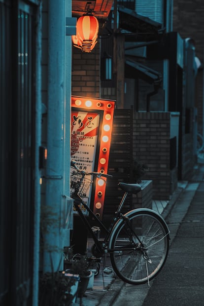 Una bicicleta aparcada en una calle de Kioto.