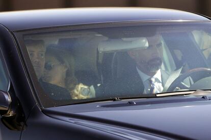 Don Felipe lleva en su propio coche a los reyes de Holanda y la princesa Letizia al palacio de La Zarzuela. 