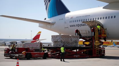 Trabajadores del aeropuerto Adolfo Suárez Madrid-Barajas recogían un cargamento sanitario adquirido por la Comunidad de Madrid, en mayo de 2020.