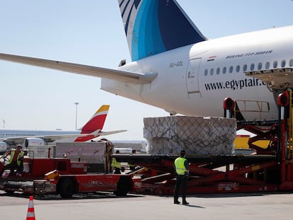 Trabajadores del aeropuerto Adolfo Suárez Madrid-Barajas recogían un cargamento sanitario adquirido por la Comunidad de Madrid, en mayo de 2020.