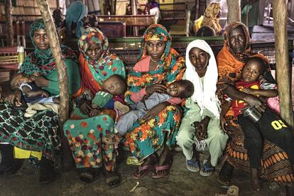 Aproximadamente 2,2 millones de sursudaneses viven desplazados por la fuerza en países vecinos tras haber huido de la guerra civil que asola su país desde 2013. Según Acnur, Sudán alberga a más de 861.000 de ellos, el segundo número más elevado después de Uganda. En la imagen, algunas mujeres esperan en la sala de triaje del antiguo hospital de Médicos Sin Fronteras en el campo de refugiados de Al Kashafa, en el estado sudanés del Nilo Blanco.