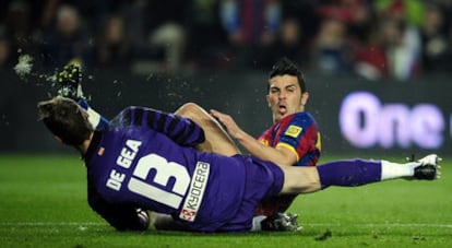 De Gea recibe una patada involuntaria de Villa en la cara en el tecer gol.
