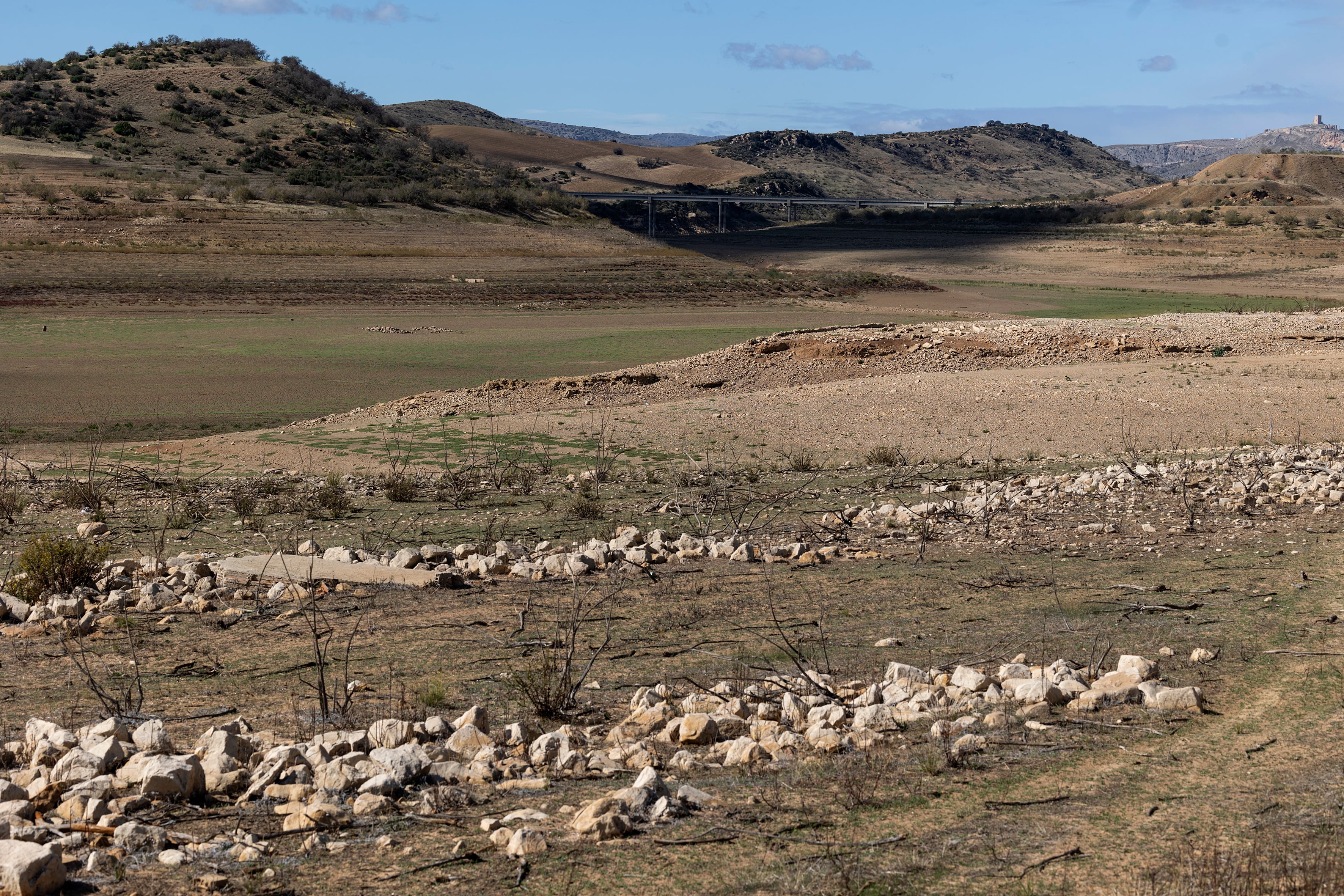 Restos del antiguo pueblo de Peñarrubia que han aparecido al bajar el nivel del embalse del Guadalteba.