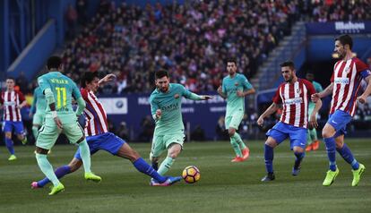Messi rodeado de contrarios, intenta pasr el balón a Neymar.