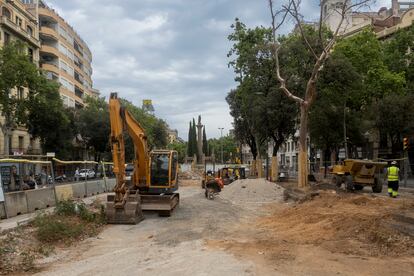 Obras para unir las redes del tranvía en la Diagonal de Barcelona, el pasado verano.