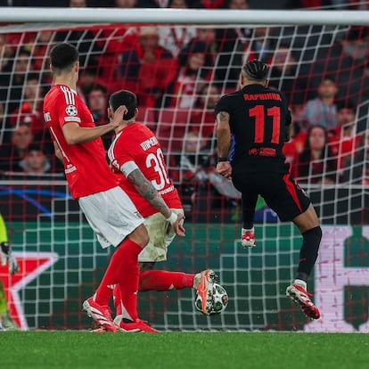 Lisbon (Portugal), 05/03/2025.- FC Barcelona player Rafinha scores the opening goal during the during the UEFA Champions League Round of 16 first leg soccer match between Benfica and Barcelona held at Luz Stadium, Lisbon, Portugal, 05 March 2025. (Liga de Campeones, Lisboa) EFE/EPA/MIGUEL A. LOPES
