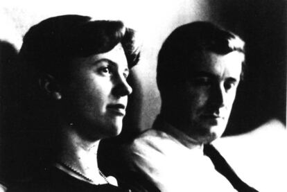 Silvia Plath junto con Ted Hughes, en 1959.