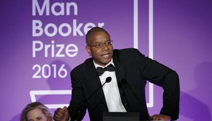 Paul Beatty, autor de 'The Sellout', al recibir el Booker el martes pasado.