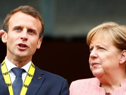 Emmanuel Macron charla con Angela Merkel durante su encuentro en Alemania el 10 de mayo.