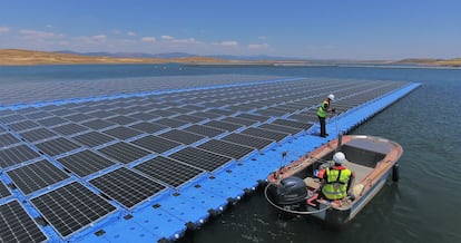 La planta flotante de Acciona, en Sierra Brava, Cáceres.