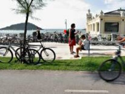 En la imagen, el carril bici que discurre junto al paseo marítimo de la Playa de la Concha, en San Sebastián. EFE/Archivo