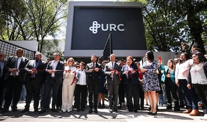 Martí Batres corta el listón junto a otros funcionarios durante la inauguración de un plantel de la Universidad Rosario Castellanos, en septiembre de 2023 en Ciudad de México. 