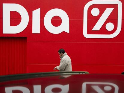 Un cliente entra en un supermercado de la cadena DIA en Boadilla del Monte (Madrid).