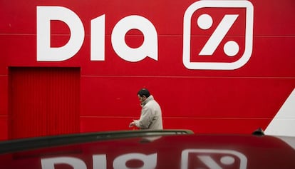 Un cliente entra en un supermercado de la cadena DIA en Boadilla del Monte (Madrid).