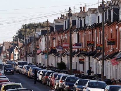 Carteles inmobiliarios en una calle de Birmingham, Reino Unido.