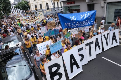 Centenares de personas participan en la protesta 
contra el turismo en masa, este sábado en Santa Cruz de Tenerife. 