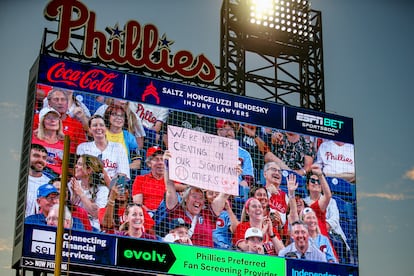 Durante un partido en Filadelfia, una mujer sujeta un cartel en el que explica de forma jocosa en la gran pantalla del estadio que no está siendo infiel a su pareja, en referencia a lo ocurrido en el concierto de Coldplay que dio la vuelta al mundo.
